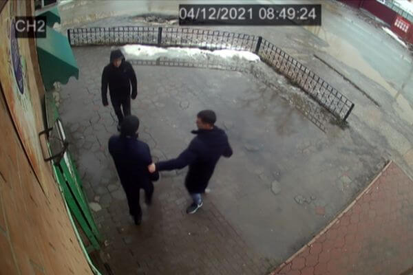 Жителя Самарской области избили и ограбили малозна­комые мужчины, с которыми он выпивал