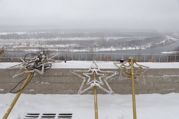 В Самаре начали монти­ровать новогодние инстал­ляции на Вертолетной площадке