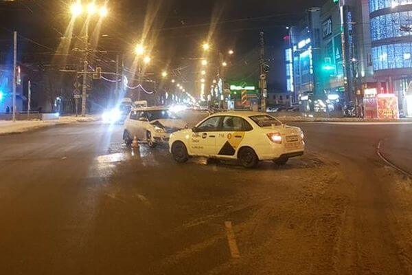 В Самаре таксист врезался в кроссовер"Шкода", поворачивая на красный свет | CityTraffic