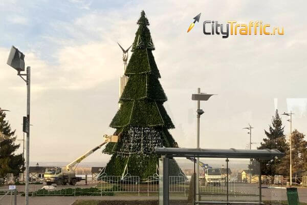 На площади Славы в Самаре завершается установка елки | CityTraffic