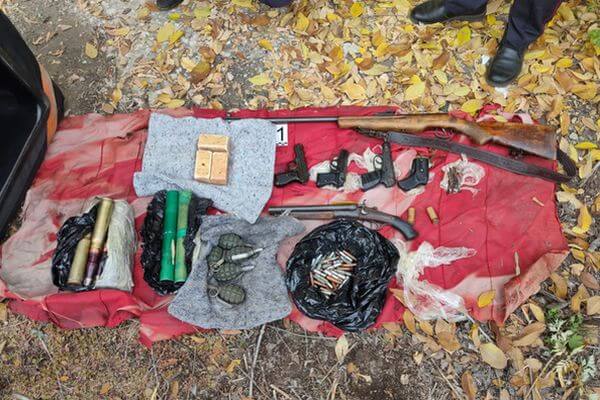 ФСБ нашла в гаражном массиве в Самарской области тайник с оружием