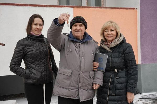 Житель Тольятти, выигравший квартиру во время викторины о вакци­нации, получил ключи от нового жилья