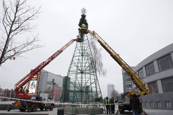 Возле филиала Третьяковки в Самаре начали установку 16-метровой ели