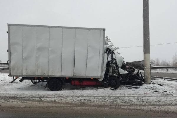 В Тольятти грузовая ГАЗель въехала в столб, пассажир погиб