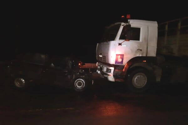 На трассе М-5 "Урал" в Самарской области легковой автомобиль врезался в грузовик, водитель погиб | CityTraffic