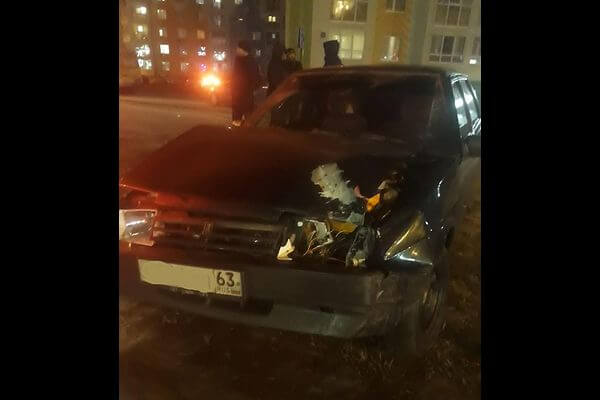 В Самарской области новоис­пе­ченный водитель врезался в световую опору