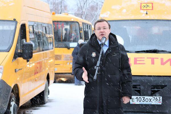 Дмитрий Азаров передал в школы Самарской области ключи от 70 новых автобусов | CityTraffic