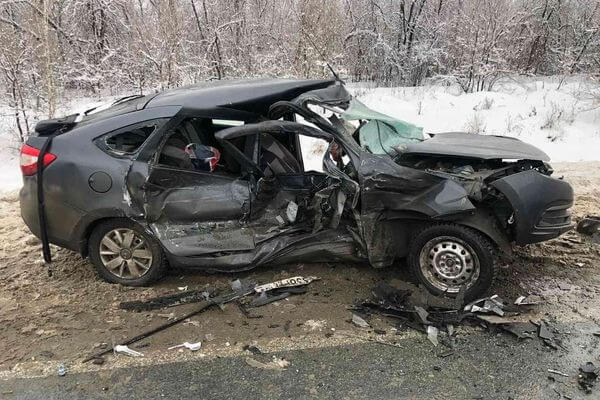 В Самарской области пострадал водитель, вылетевший на "Гранте" под грузовик | CityTraffic