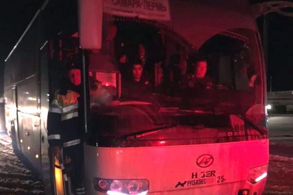 В Самарской области сотрудники ГИБДД вытащили автобус с 55 пассажирами из снега | CityTraffic
