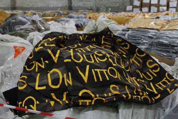 Таможенники Самары задержали поддельные куртки "Louis Vuitton" на 65 млн рублей | CityTraffic