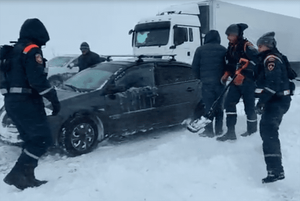 В Самарской области 36 человек и 19 единиц техники устраняют послед­ствия транс­портного затора на М‑5