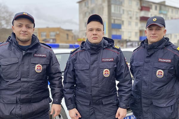 В Самарской области полицейские на руках несли по тонкому льду рыбака, сломавшего ногу | CityTraffic