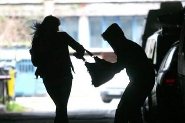 В Самаре в течение часа грабитель напал на двух женщин | CityTraffic