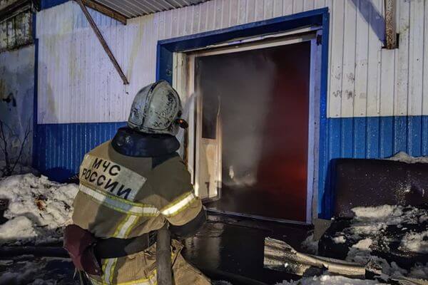 Из горящего в Самаре здания фабрики вынесли 2 кислородных и 6 пропановых баллонов | CityTraffic