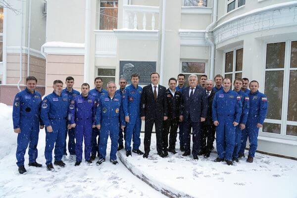 Дмитрий Азаров поручил разра­ботать сквозную программу подго­товки будущих космо­навтов в Самарской области