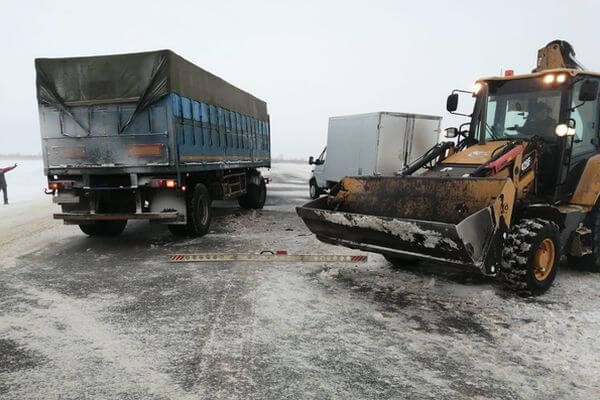 В Самарской области трактор от удара грузовика отлетел в "ГАЗель" и пешехода | CityTraffic