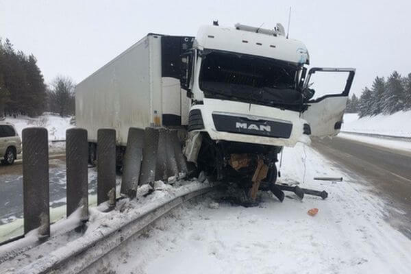 Грузовик прота­ранил дорожное ограж­дение на трассе М‑5 в Самарской области