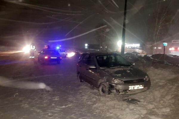 Под Тольятти "девятка" врезалась в "Калину" и сбила двух пешеходов | CityTraffic
