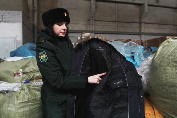 Самарские таможенники задержали фуру с контрафактной одеждой Armani, Burberry, Calvin Klein на 385 миллионов рублей | CityTraffic