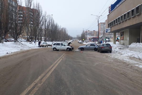 В Тольятти 64-летняя водитель Chevrolet пострадала в ДТП, выполняя разворот не по правилам