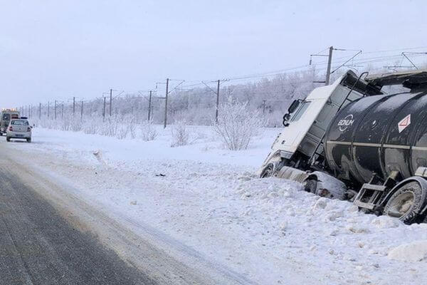 "Приора" сбила водителя грузовика, который осматривал свой автомобиль, съехавший в кювет на трассе в Самарской области | CityTraffic