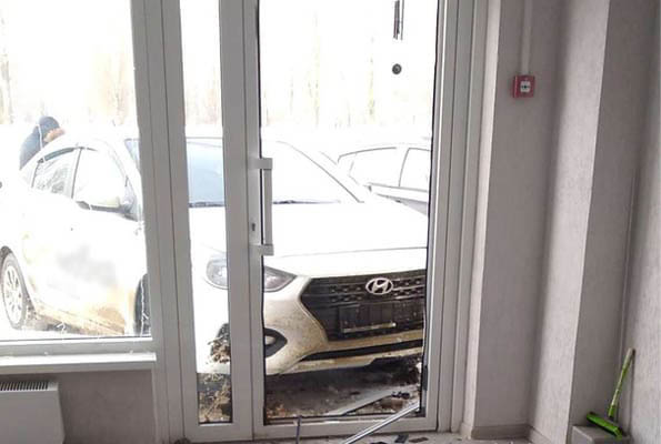 В Тольятти автомобиль такси врезался в две легковушки и разнес вход в магазин | CityTraffic