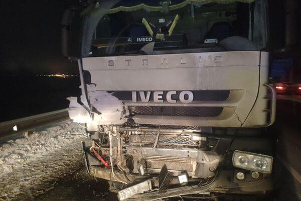 На трассе М‑5 в Самарской области легко­вушка вылетела на встречную полосу под грузовик