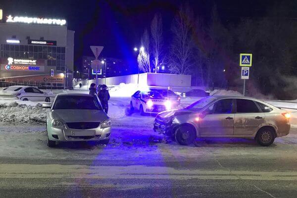 В Сызрани столкнулись две "Лады", водитель одной из них госпитализирован | CityTraffic