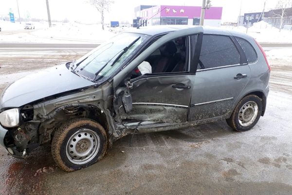 В Тольятти водитель "Калины" попала в больницу, врезавшись в "БМВ" | CityTraffic