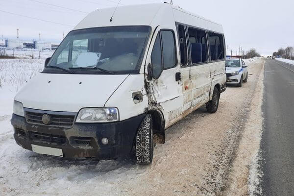В Самарской области маршрутка столк­нулась с грузовым «Мерседесом»