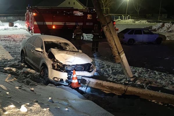 В селе Самарской области 20-летний водитель врезался в опору ЛЭП и попал в больницу | CityTraffic