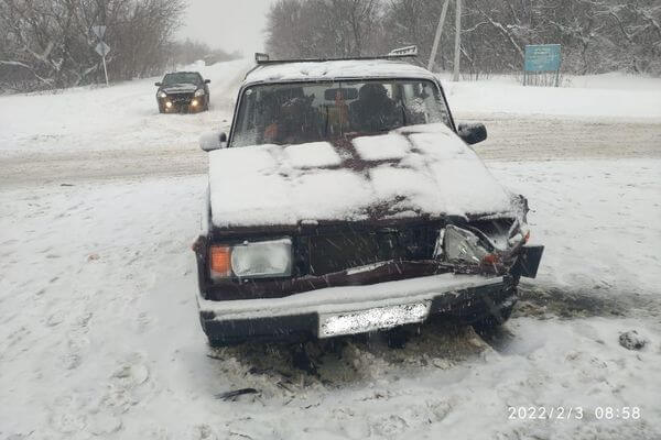 В Самарской области в метель столкнулись две легковушки, один из водителей попал в больницу | CityTraffic