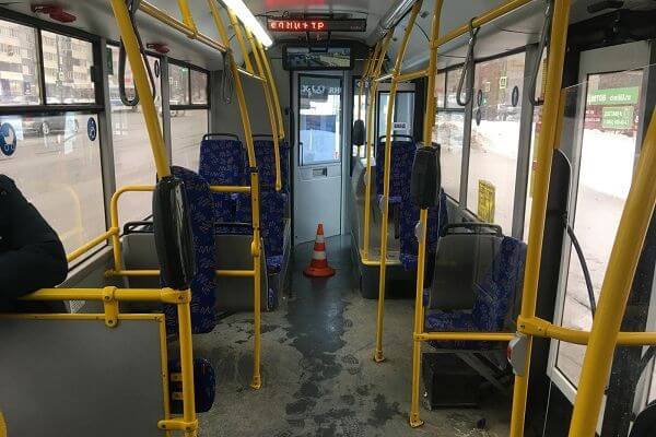 В Самаре пасса­жирка получила травму при падении в автобусе