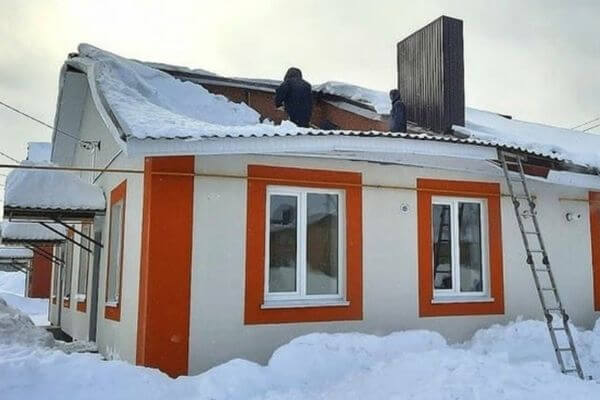 Дом, в котором под тяжестью снега рухнула крыша, был принят чинов­никами Отрадного с нарушениями