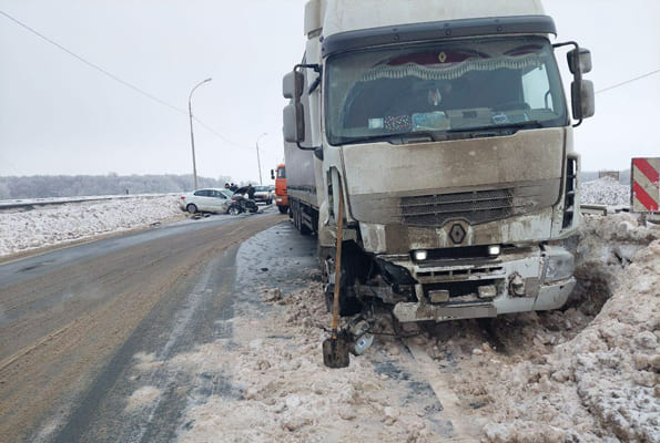 В Самарской области грузовик врезался в легковушку, которую занесло на дороге | CityTraffic
