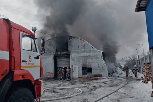 В Самаре 68 человек тушили пожар в ангаре | CityTraffic
