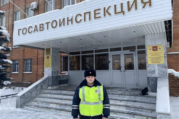 Водителю из Тольятти стало плохо за рулем, и сотрудник ДПС довез его до больницы | CityTraffic