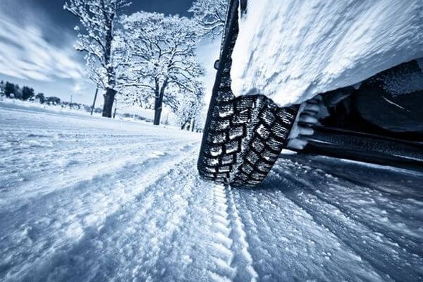 колеса в снегу на трассе