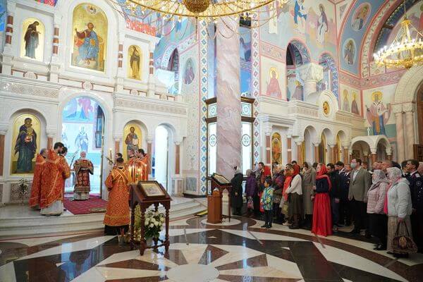 Дмитрий Азаров встретил светлое Христово Воскресение вместе с земляками в Софийском соборе Самары