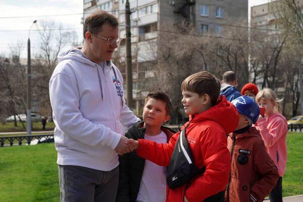 Дмитрий Азаров сказал спасибо землякам, которые вышли на субботник