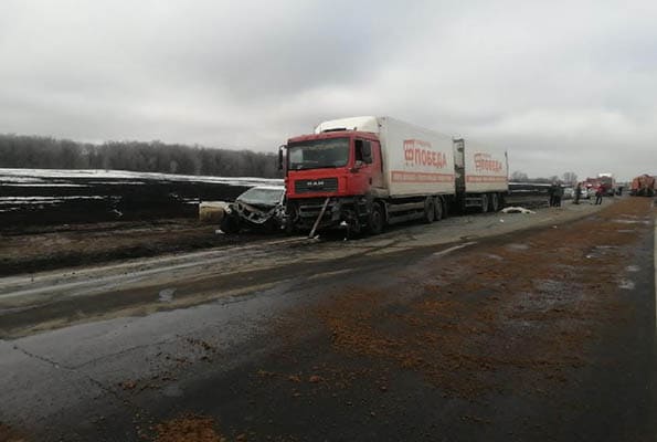Один человек погиб и трое пострадали в результате столк­но­вения легко­вушки и трех грузо­виков в Самарской области
