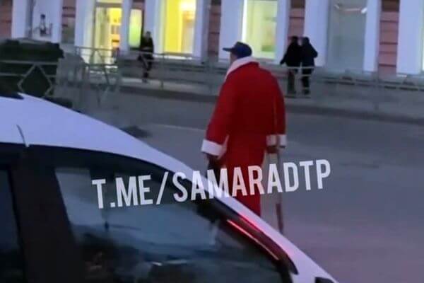 По Самаре в начале мая гулял человек в костюме Деда Мороза