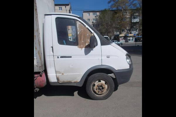 Подросток из Тольятти угнал грузовой фургон и припар­ковал его у своего дома