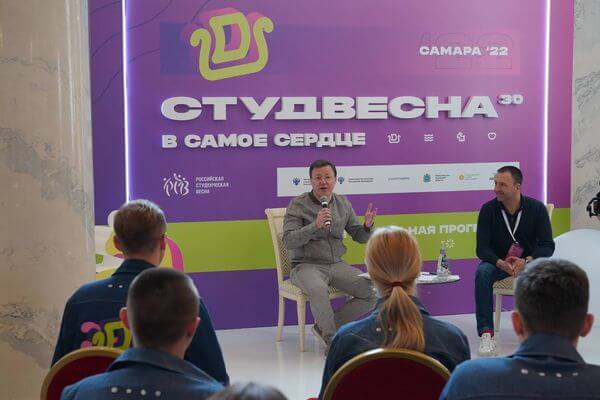 Дмитрий Азаров встре­тился с делегатами ЛНР и ДНР на «Российской Студенческой весне» в Самаре
