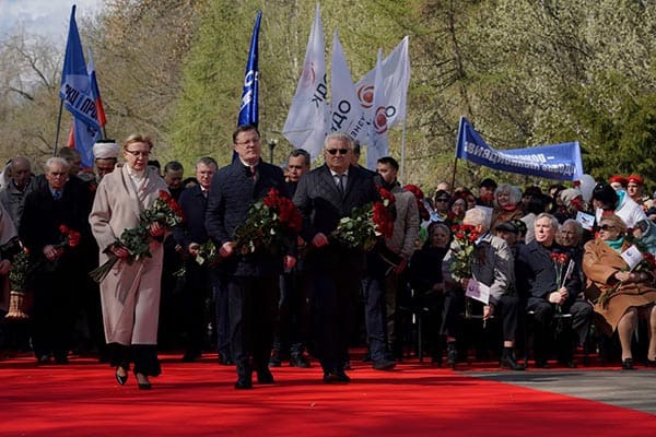 Губернатор Самарской области возложил цветы к стеле «Самара — город трудовой доблести»