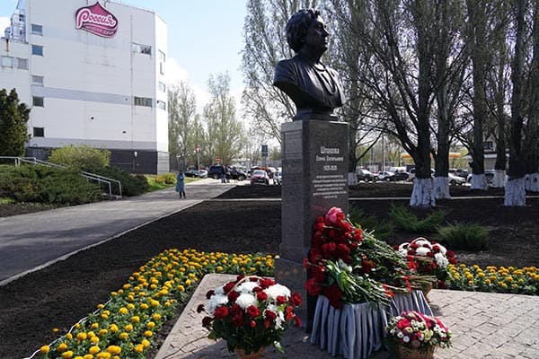 Дмитрий Азаров открыл памятник Елене Шпаковой — Почетному гражданину Самарской области