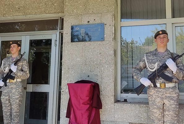 В Тольятти открыли памятный знак, посвя­щенный военно­слу­жащему, погибшему в ходе спецо­пе­рации на Украине