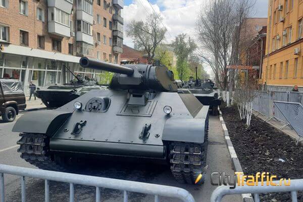 В Самаре около площади Куйбышева разме­стили военную технику для парада на День Победы