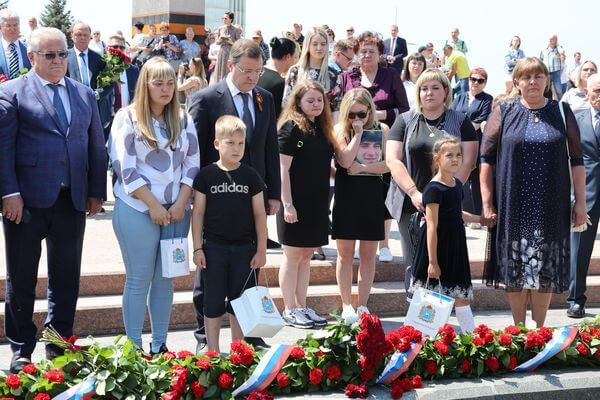 В День памяти и скорби Дмитрий Азаров вручил Ордена Мужества родным героев спецо­пе­рации на Украине