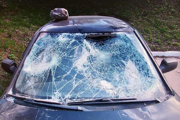 Житель Самарской области разбил чужую «Приору» камнем и оставил его на крыше автомобиля